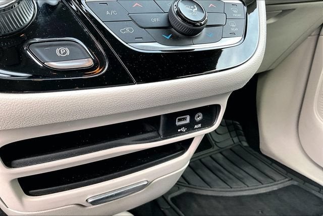 2020 Chrysler Voyager L