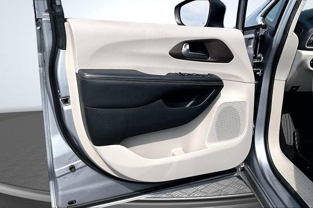 2020 Chrysler Voyager L
