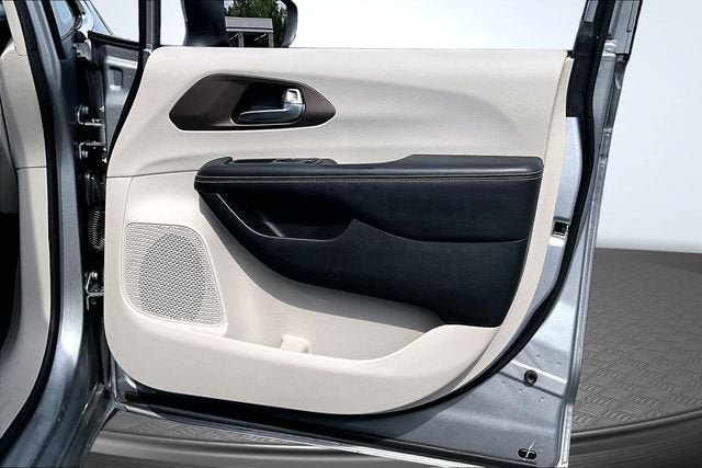 2020 Chrysler Voyager L