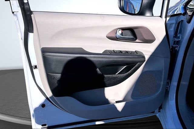 2024 Chrysler Voyager LX