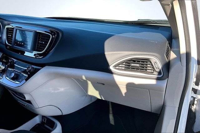 2024 Chrysler Voyager LX