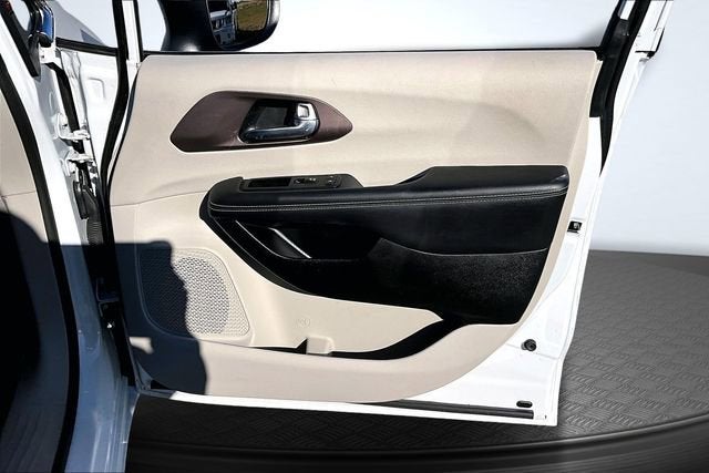 2024 Chrysler Voyager LX