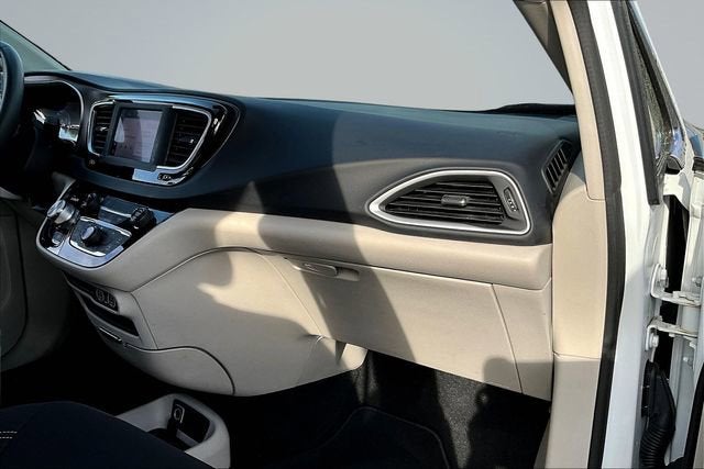 2022 Chrysler Voyager LX
